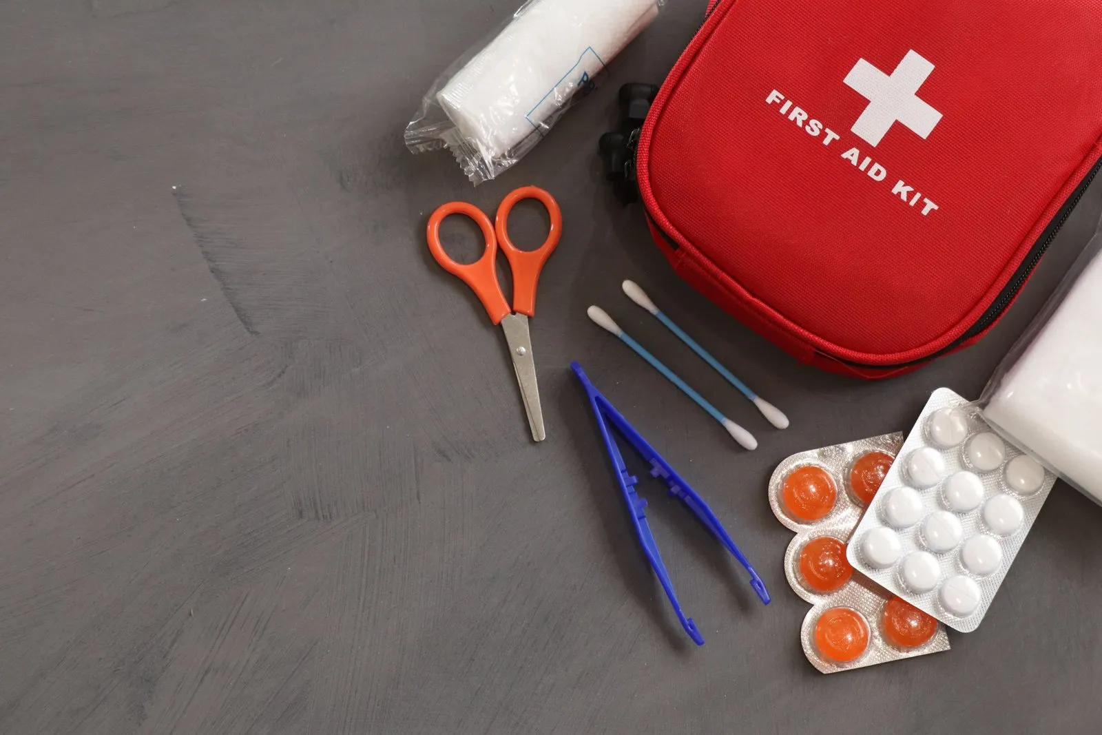Trousse de secours professionnelle ouverte avec compresses, pansements et bandes