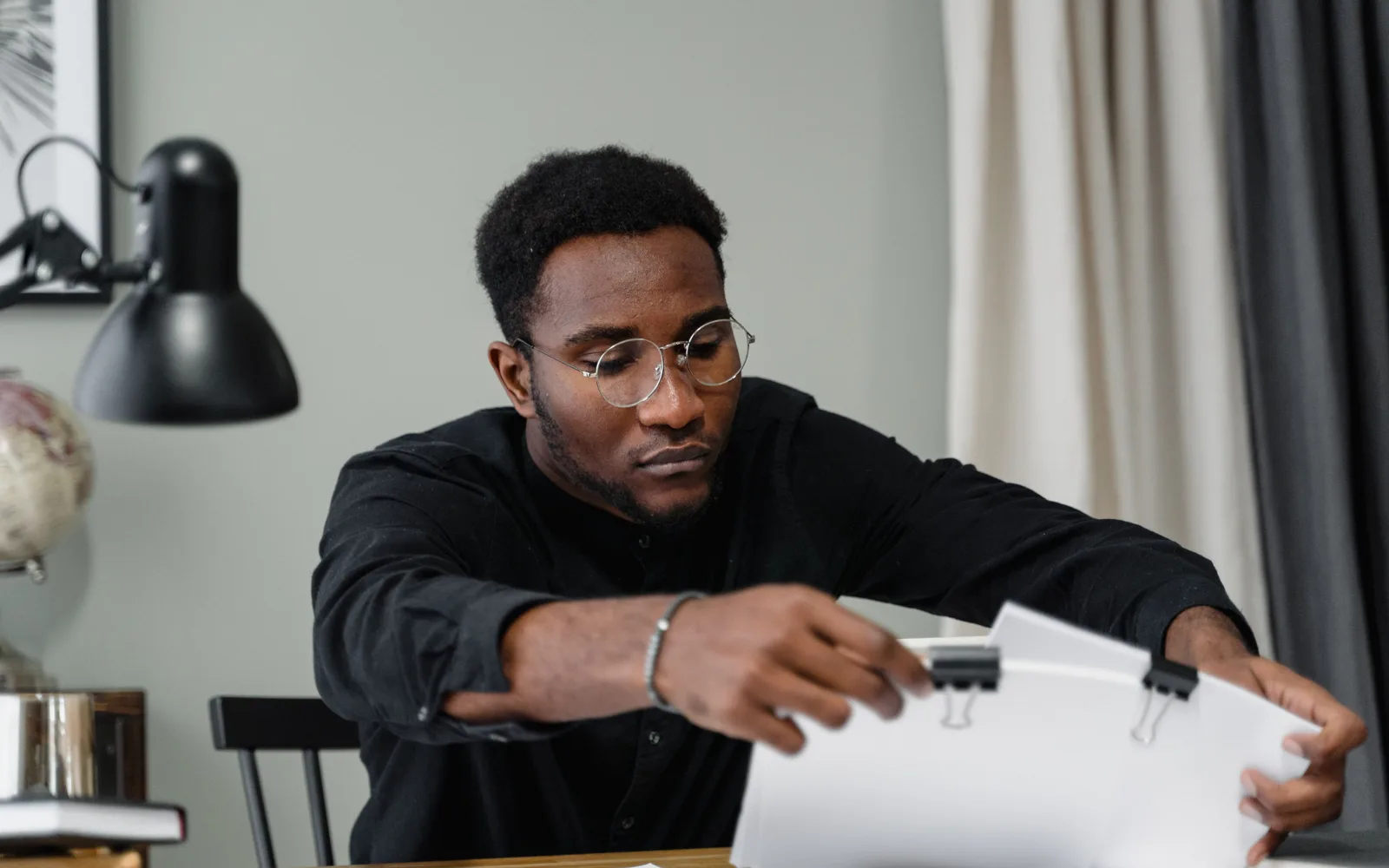 Relecture attentive de documents à un bureau